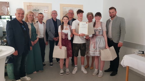 Strahlende Gesichter bei der Prämierung!
Direktor der FSBHM Landeck Heinz Kofler, QMS Maria Luise Schnegg, Vertreter der Wirtschaft Othmar Ladner, Bürgermeister der Stadt Landeck Herbert Mayer, Bezirkshauptmann Sigmund Geiger, Landesbäuerin Stellvertreterin Andrea Lechleitner und Landtagsabgeordneter Dominik Traxl mit dem Siegerteam aus Tisens Johanna Gamper, Jakob Eisenstecken und Natalie Prantl. Foto: FS Tisens