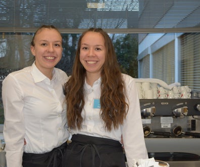 Foto – Fachschule Tisens: Kaffee mit Liebe zubereitet v. l. n. r. Julia Pixner und Manuela Pixner (3. Kl.)