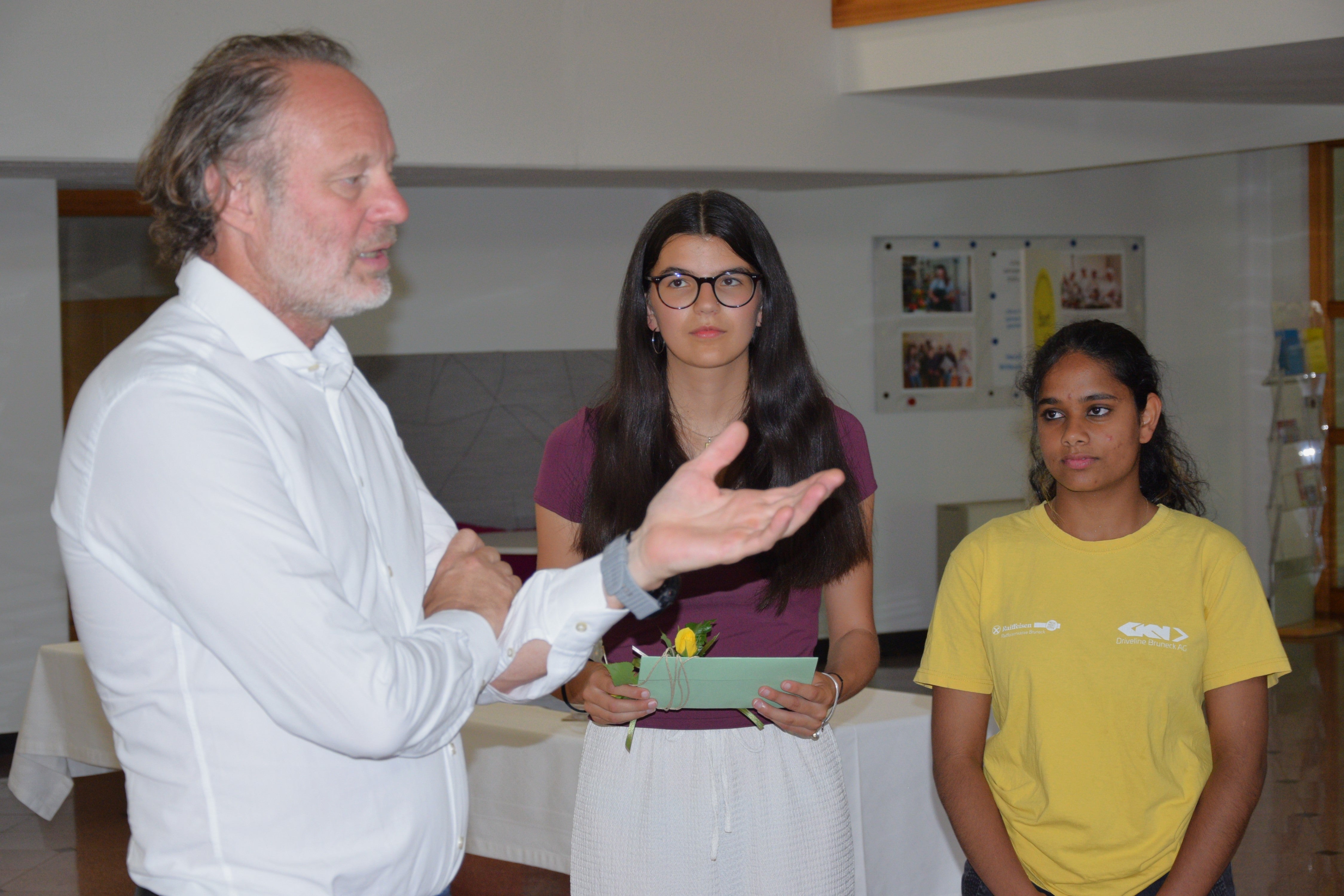 Dr. Michael Mayr mit Klassensprecherin Daniela Göller und ihrer Stellvertreterin Tiara Ennemoser bei Ausführungen vor der Klasse, Foto: FS Tisens