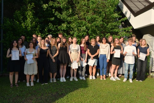 Die dritte Klasse mit Schulleiterin Christine Holzner (1. Reihe, 4. von rechts) und Klassenlehrerin Veronika Knoll (2. Reihe, 3. von rechts) (Foto: LPA/Fachschule für Hauswirtschaft und Ernährung Tisens)