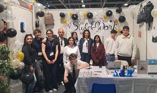 Gli studenti e docenti della scuola Mattei di Bressanone
