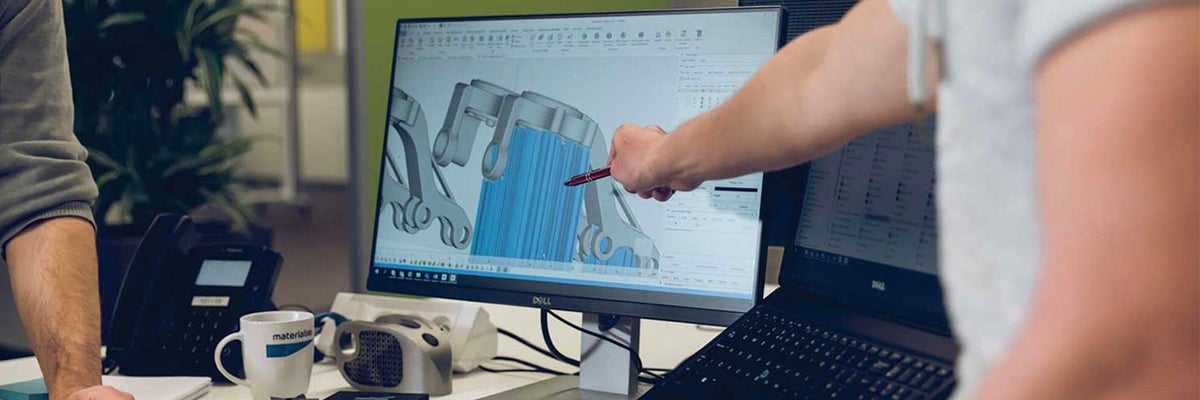 Kỹ sư kiểm tra dữ liệu in 3D trên phần mềm Materialise Magics