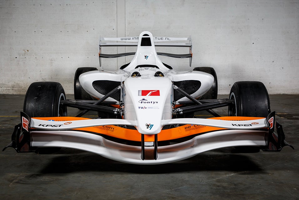 Coche de carreras eléctrico InMotion de vista amplia, visto desde el frente