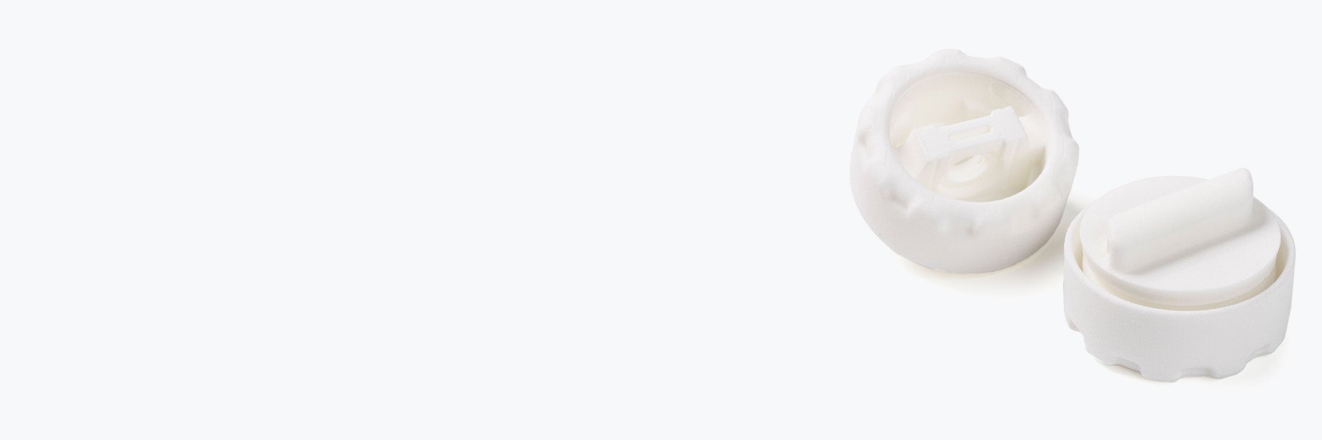 Due componenti bianchi stampati in 3D per Sartorius con SLS e PA 12.