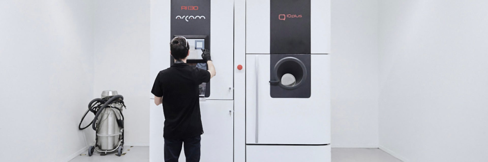 A machine operator at Zenith Tecnica preparing the machine for 3D printing