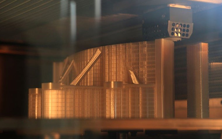 Interno di una stampante 3D per la modellazione a deposizione fusa che stampa un pezzo