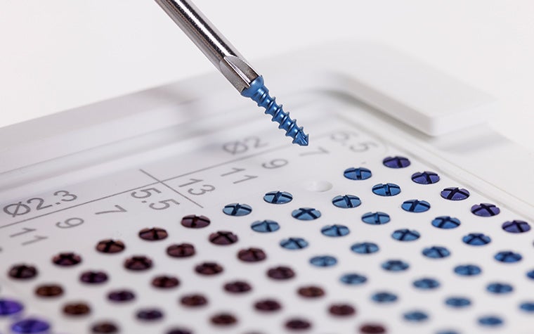 Ein Schraubendreher, der eine Schraube aus einem Materialise Standard+ Solutions Modul aufnimmt