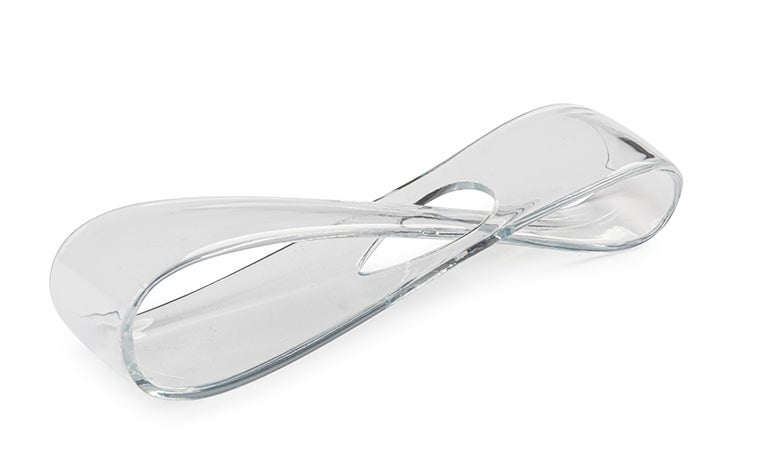 Un bucle transparente impreso en 3D realizado con TuskXC2700T mediante estereolitografía, con un estético acabado transparente.