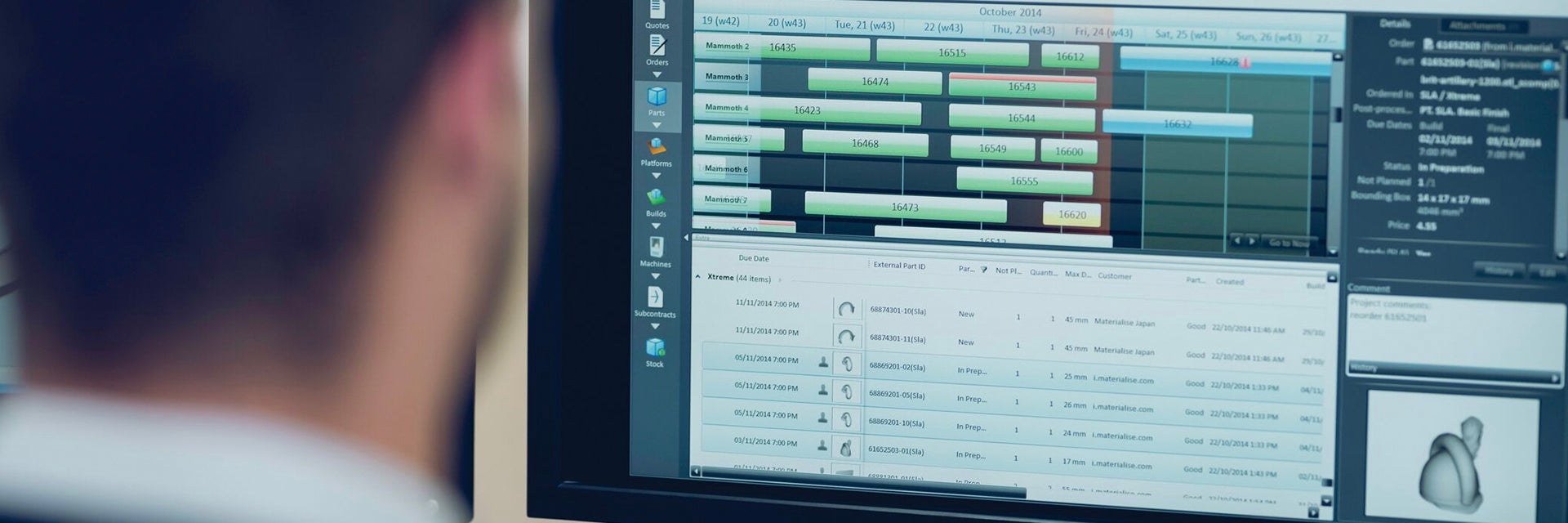 Man looking at the Streamics program on a screen