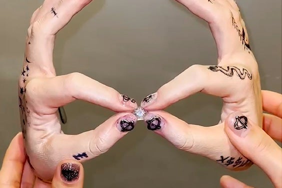 レプリカのダイヤモンドを持つ、リアルな3Dプリントの両手