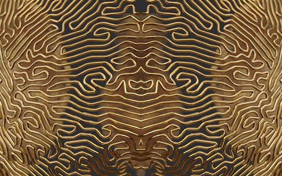 Un motivo astratto e simmetrico in oro metallico che ricorda un labirinto. Il motivo è stato creato con tecniche di modellazione procedurale per la progettazione e ingegnerizzazione.