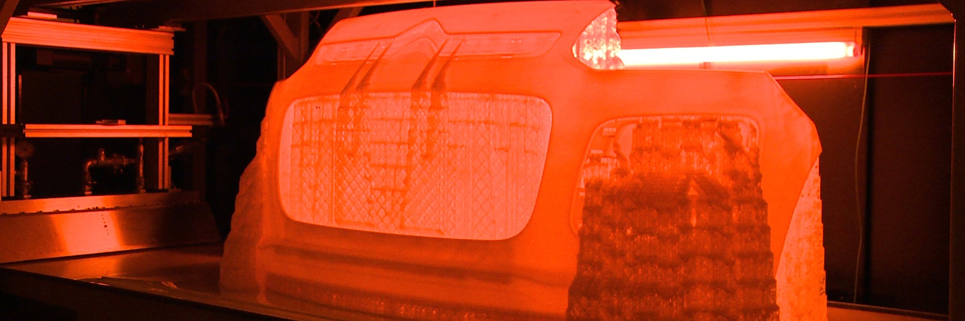 Im Inneren des großformatigen Mammoth-Stereolithografiedruckers von Materialise