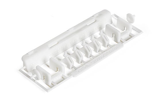 Una serie di kit di riparazione stampati in 3D con EASA 21.Marchi di qualità J. Il kit contiene piccoli componenti bianchi in plastica in poliammide ignifuga, progettati da Expleo. Questi componenti sono utilizzati per sostituire le chiusure che comunemente si rompono sui pannelli di rivestimento inferiori dei Boeing 737.