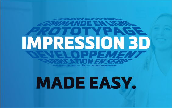 Une femme se tient devant un mur blanc sur lequel sont superposés des termes relatifs à la fabrication additive sous la forme d'une bobine.