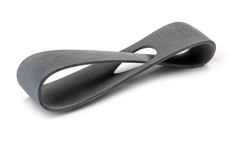 Un bucle gris impreso en 3D realizado con Taurus mediante estereolitografía, con un acabado normal.