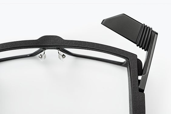 Draufsicht, Nahaufnahme einer schwarzen intelligenten Sicherheitsbrille von Iristick