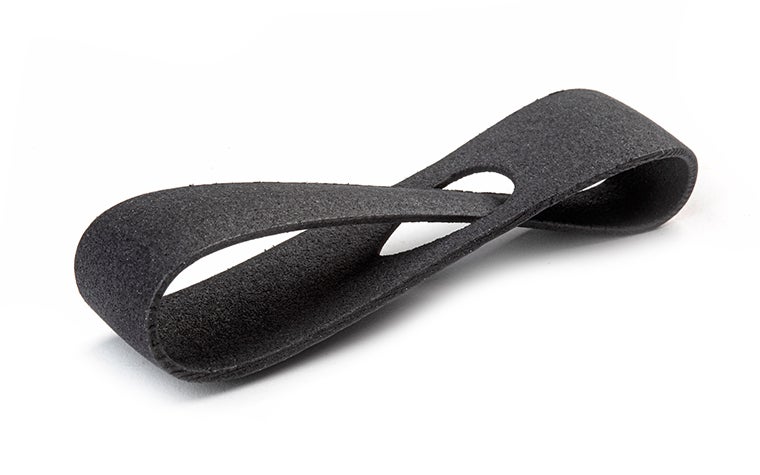 Eine glatte Musterschleife, 3D-gedruckt aus PA-GF und schwarz eingefärbt.