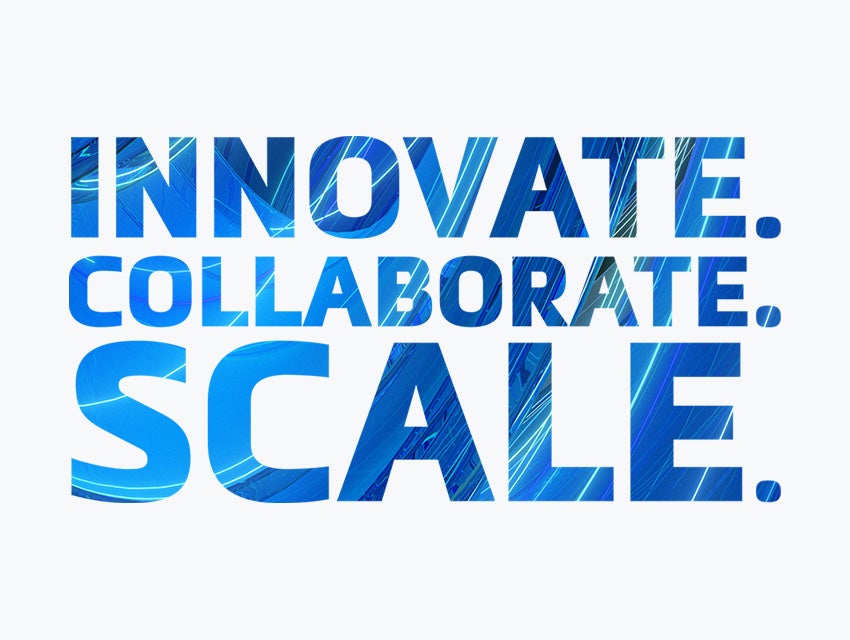 "혁신. Collaborate. 확장." 글자 안에 파란색 소용돌이 모양의 선이 그려져 있습니다.