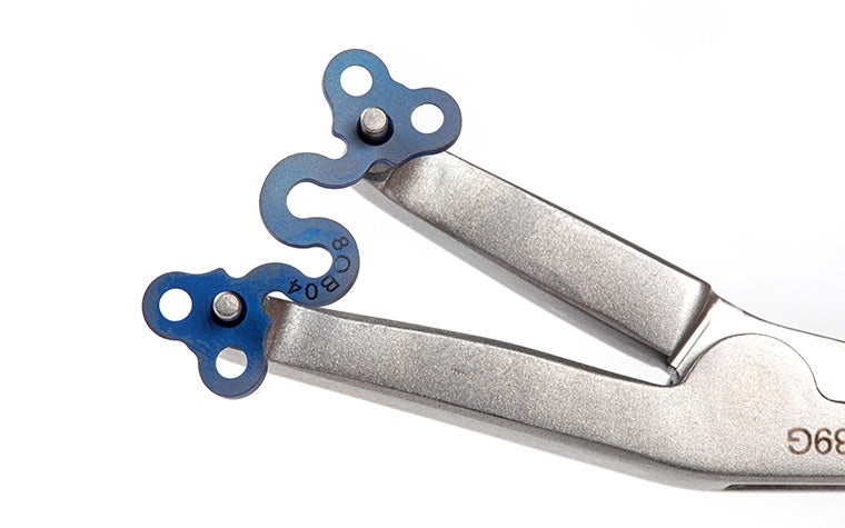 Blaue CMF S-Platte auf einigen Zangen abgebildet