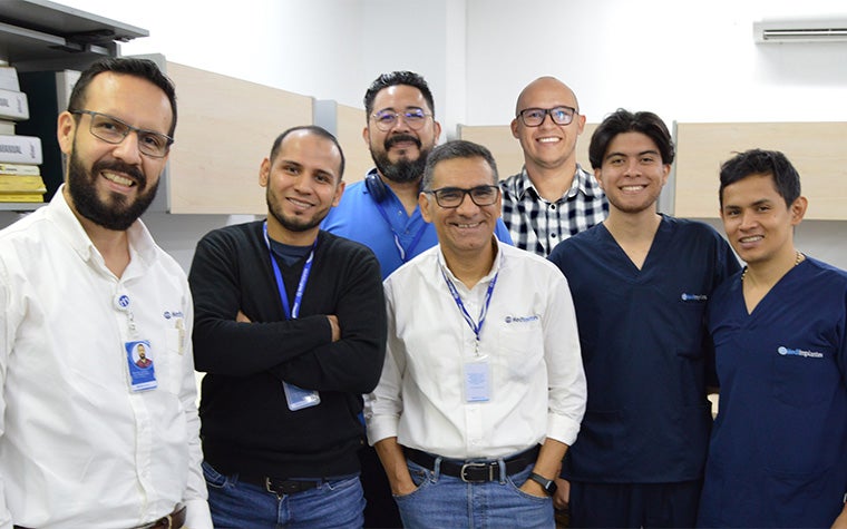 El equipo de Mediimplantes posa