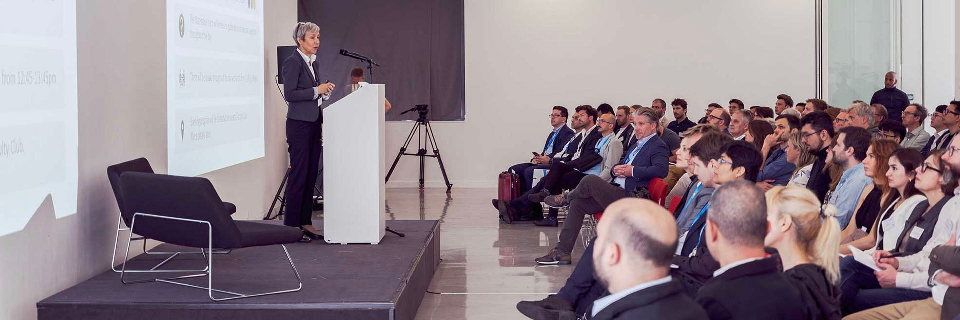 Materialise Medical VP presenting in front of a crowd at 3D Printing in Hospitals Forum 2022