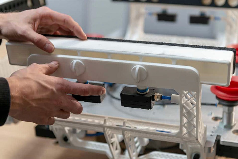 Close-up of the 3D-printed Samsonite gripper