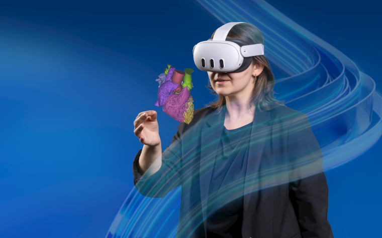 메타 퀘스트 3 XR 헤드셋을 착용한 여성이 분절된 심장 모형을 앞에 두고 있습니다. Mimics 브랜드 소용돌이가 전경에 흐릿하게 표시됩니다.