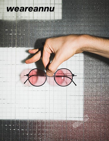 Eine Hand hält die 3D-gedruckte Sonnenbrille Panto 02 M von weareannu