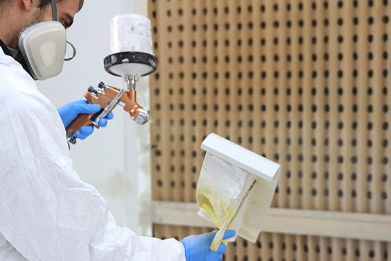 Spritzlackierung von Airbus-Abstandshaltern