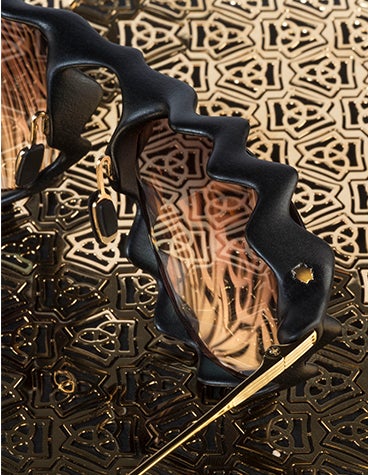 Impressio 609 Vortex-Sonnenbrille von oben gesehen auf einer goldenen, geometrischen Oberfläche