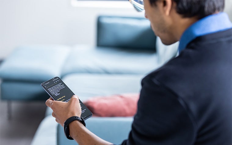 Un uomo che tiene in mano un telefono e legge una pagina dell'Help Center