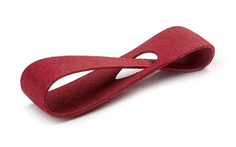 Eine glatte Musterschleife, 3D-gedruckt in PA-GF und eingefärbt in bordeaux.