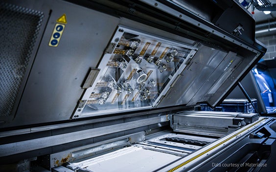Ein HP Multi Jet Fusion-Drucker in der Materialise-Zentrale mit geöffnetem Deckel