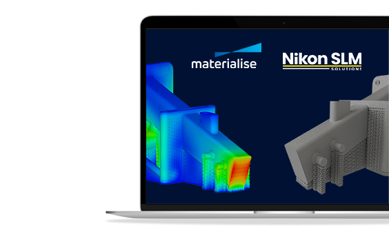 2つのビルドを表示するスクリーンセーバー付きのノートパソコン。左のビルドはMagicsシミュレーションモジュールで解析中の3Dモデルで、右のビルドはシミュレーションソフトを起動していない3Dモデル。画面上部には "Materialise "と "Nikon SLM Solutions "の文字がある。