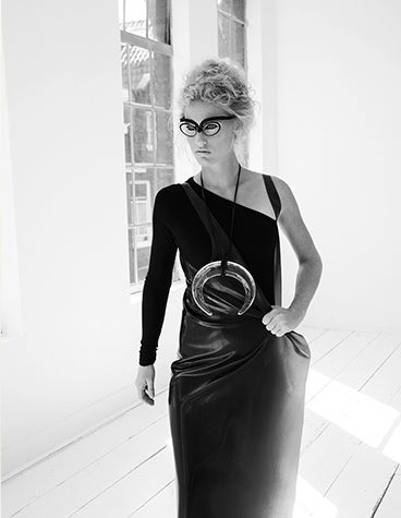 Model posiert mit der Hand auf der Hüfte in einem Hausflur und trägt Hoet Cabrio SX