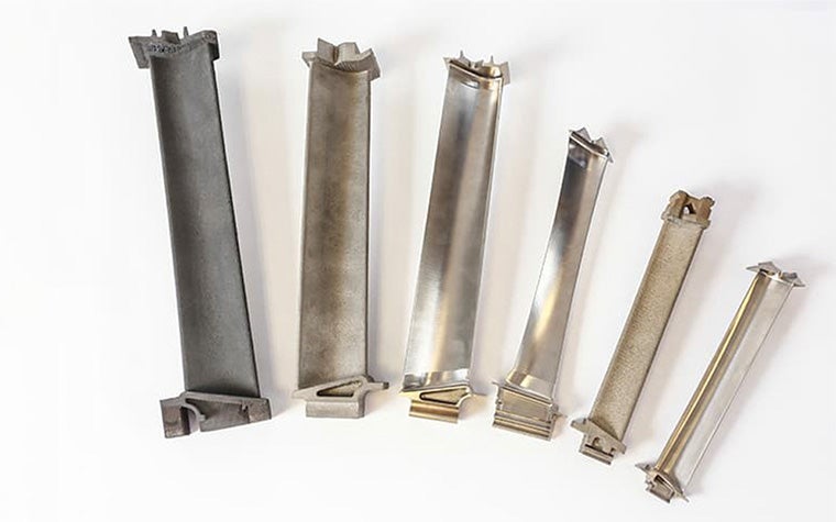 3D-gedruckte Niederdruckturbinenschaufeln in verschiedenen Größen aufgefächert