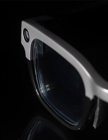Primer plano de la lente izquierda de las gafas inteligentes Vuzix Shield.