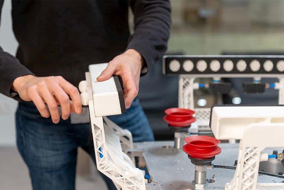 Someone firmly holding the side of the Samsonite gripper