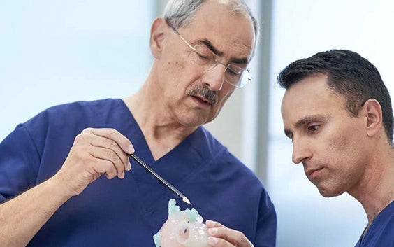 解剖学的モデルについて話し合う医師