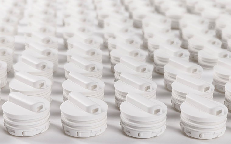 File di componenti biocompatibili stampati in 3D per Sartorius utilizzando la sinterizzazione laser selettiva.