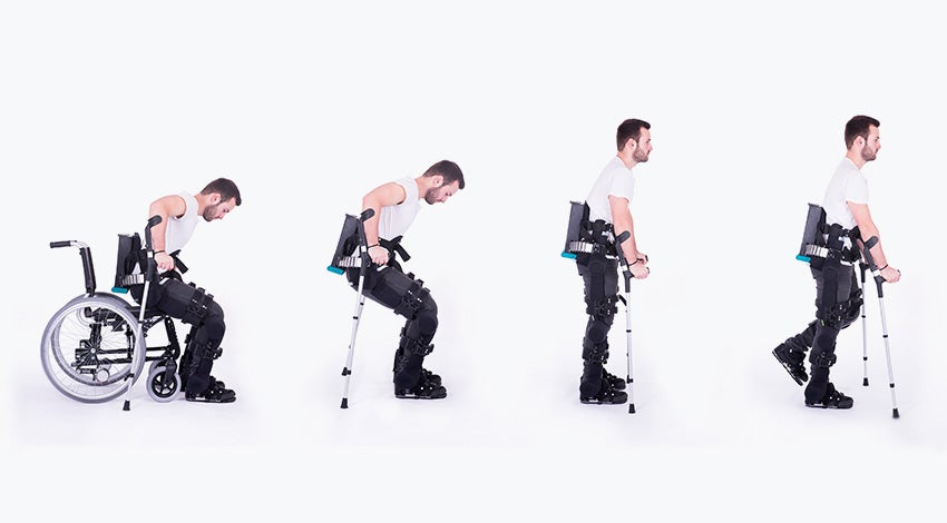 Un patient en fauteuil roulant se lève grâce à l'exosquelette HANK