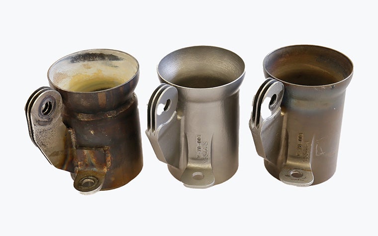 Three metal muffler couplers for powered gliders. One produced with traditional manufacturing methods, two metal 3D-printed in Inconel by Vocus.