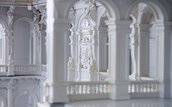 Nahaufnahme eines Modells des Antwerpener Rathauses mit vielen Details im Inneren