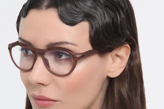 Model with wavy hair wearing brown Hoet eyewear