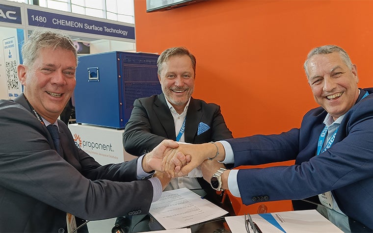 Vertreter von Materialise, Proponent und Stirling Dynamics lächeln beim Händeschütteln