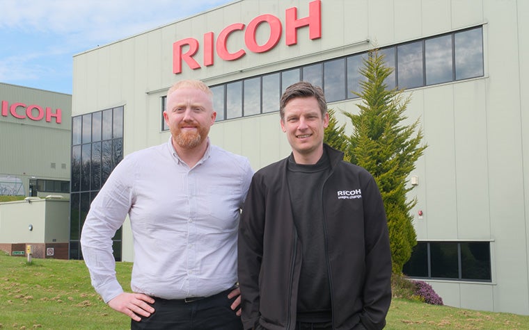 リコー3Dのオフィス前に立つマテリアライズのインサイドセールスマネージャー兼キーアカウントマネージャーのスティーブン・ハワードとシニアエンジニア兼プロジェクトリーダーのリチャード・ミニフィ。