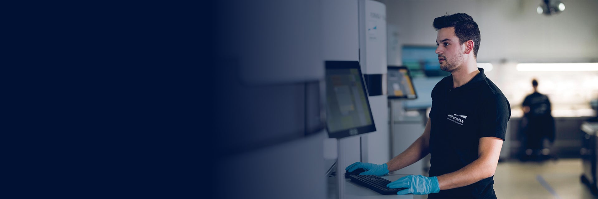 Mitglieder des Materialise-Produktionsteams vor einem Bildschirm eines 3D-Druckers