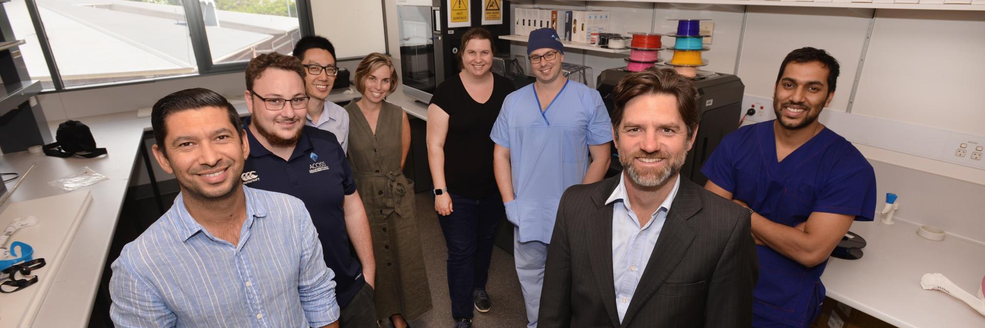 Gruppenfoto der ACCISS-Teammitglieder in einem 3D-Drucklabor