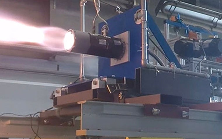 Die Brennkammer mit einer Flamme, die aus ihr austritt