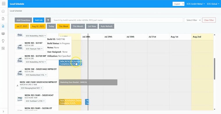 Ein Bild des Produktionsmanagementsystems CO-AM. Der Bildschirm zeigt den lokalen Zeitplan von EOS GmbH Metal an, dargestellt in einem Kalender mit verschiedenen 3D‑Druckern und Terminen vom 27. Juli bis zum 2. August.